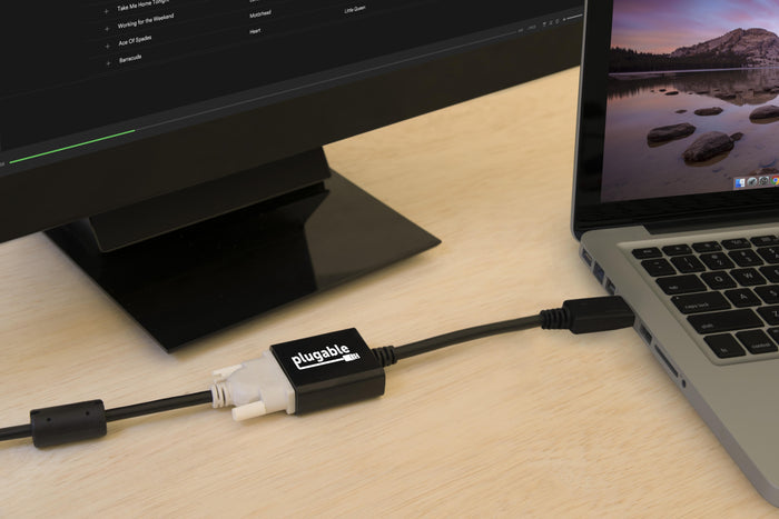 Plugable DPM-DVIF DisplayPort to DVI adapter connecting a laptop to a monitor.