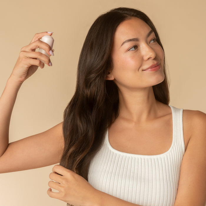 KITSCH Warm Sugar Mini Hair Perfume — model spritzing the 20 mL travel mini through hair — quick between-washes refresh on the go