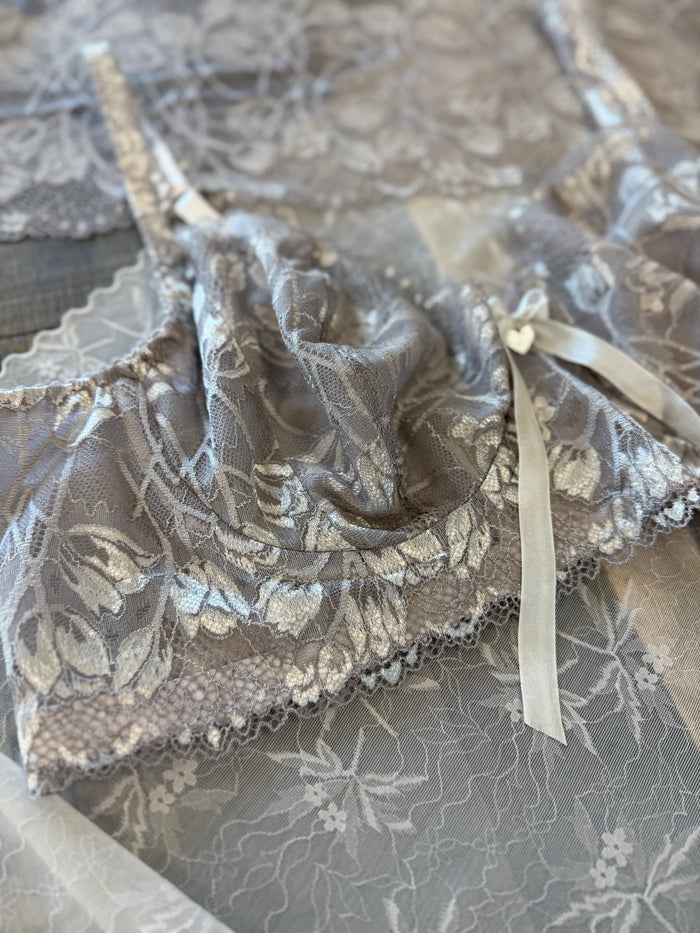 Silver Garden 8" Stretch Lace